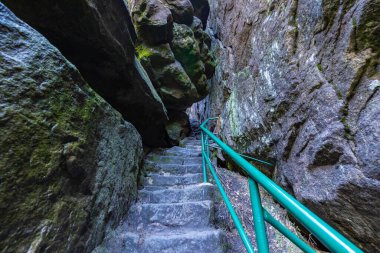 Stolowe Dağları Ulusal Parkı. Szczeliniec Wielki 'deki kaya oluşumları Kudowa-Zdroj, Aşağı Silezya, Polonya yakınlarında yürüyüş parkurları.