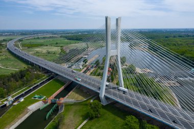 Wroclaw, Polonya 'daki Oder Nehri üzerindeki Redzinski Köprüsü' nün Hava Görüntüsü.