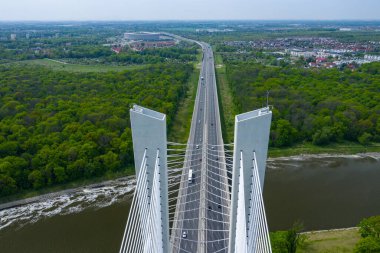 Wroclaw, Polonya 'daki Oder Nehri üzerindeki Redzinski Köprüsü' nün Hava Görüntüsü.
