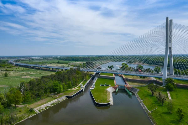波兰弗罗茨拉夫奥德河上的大多数Redzinski桥的空中景观 — 图库照片