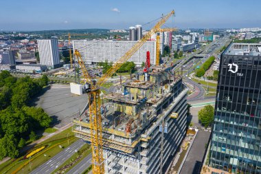 KATOWICE, POLAND - 27 Mayıs 2020: Katowice, Yukarı Silezya 'nın modern şehir merkezinin hava fotoğrafı. Polonya.