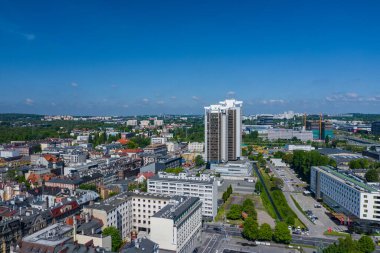 KATOWICE, POLAND - 27 Mayıs 2020: Katowice, Yukarı Silezya 'nın modern şehir merkezinin hava fotoğrafı. Polonya.