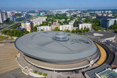 KATOWICE, POLAND 27 Mayıs 2020: Spodek arena kompleksinin hava fotoğrafı ve Katowice 'nin modern şehir merkezi, Yukarı Silezya. Polonya.
