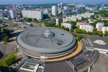 KATOWICE, POLAND 27 Mayıs 2020: Spodek arena kompleksinin hava fotoğrafı ve Katowice 'nin modern şehir merkezi, Yukarı Silezya. Polonya.