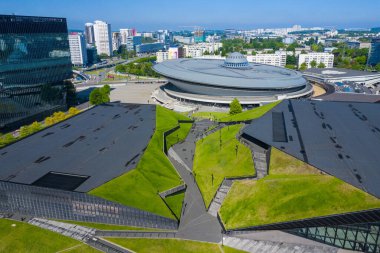 Katowice şehir merkezi mimarisi. Yeşil çimen teraslarının havadan görünüşü. Yukarı Silezya, Polonya. 