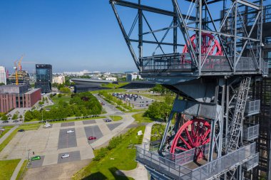 KATOWICE, POLAND - 27 Mayıs 2020: Silezya Müzesi 'nin modern binalarına eski kömür madeni 