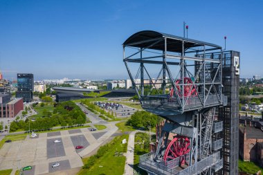 KATOWICE, POLAND - 27 Mayıs 2020: Silezya Müzesi 'nin modern binalarına eski kömür madeni 
