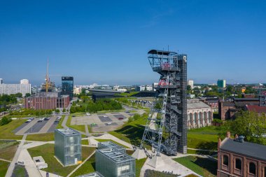 KATOWICE, POLAND - 27 Mayıs 2020: Silezya Müzesi 'nin modern binalarına eski kömür madeni 