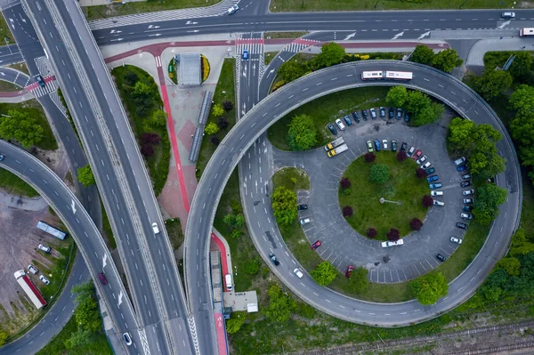 Yol kesişimlerinin hava görüntüsü. Sosnowiec, Polonya.