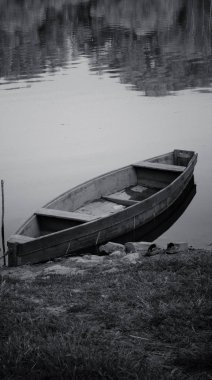 Nehri üzerinde eski tekneler