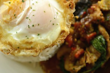 Fesleğenli kızarmış pilav ve kızarmış yumurta Tayland yemeği.