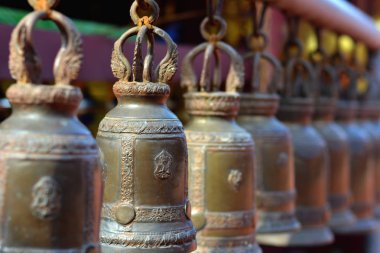 Budist tapınaklarında çeşitli ayinler yapan çanlar