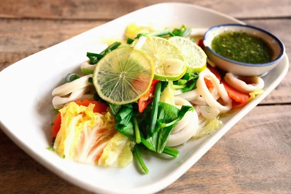 Вкусное блюдо из острого салата кальмара с острыми травами из соуса чили — стоковое фото