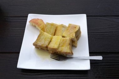 Üzerine tatlandırılmış süt katılmış tereyağlı tost.