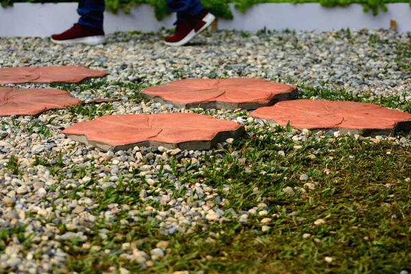 Pavimentazione in cemento rosso stampato disposti come una passerella — Foto Stock