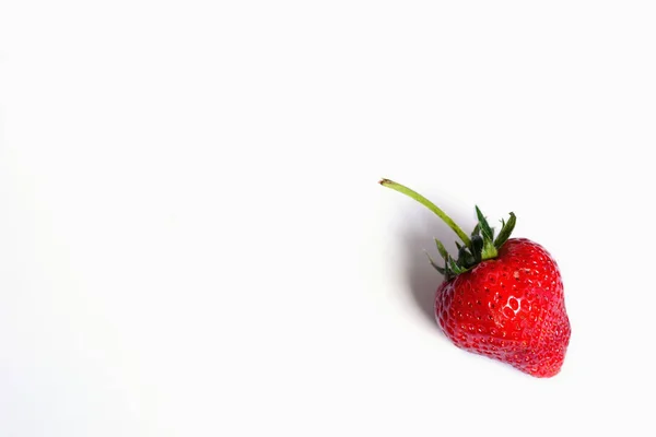 Nahaufnahme rote Erdbeere isolierte Früchte auf weißem Hintergrund — Stockfoto