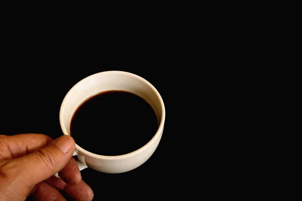 Café negro en taza blanca aislado sobre fondo negro — Foto de Stock