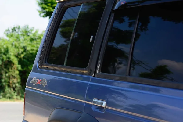 Yakın plan fotoğraf klasik mavi off-road araba, 4x4 araç konsepti