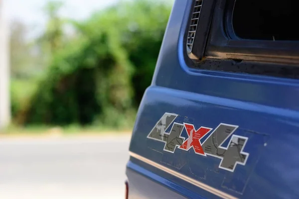 Yakın plan fotoğraf klasik mavi off-road araba, 4x4 araç konsepti