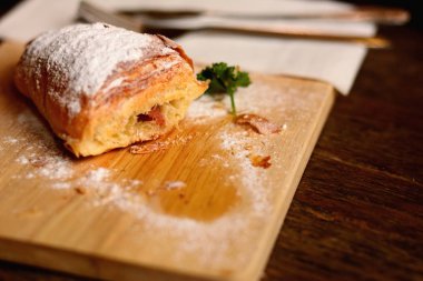 Un serpiştirilmiş jambonlu kruvasan peyniri, naneli olsun. Seçici odak