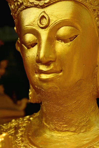 Крупный План Статуи Золотого Будды Избирательный Фокус — стоковое фото