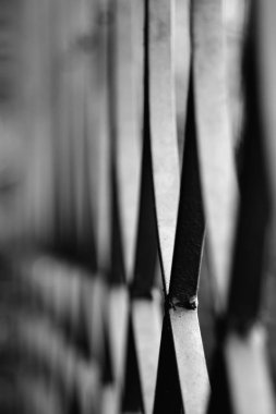 Hırsızlığı ve hırsızlığı önlemek için demir parmaklık döşemiş..