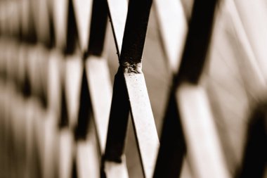 Hırsızlığı ve hırsızlığı önlemek için demir parmaklık döşemiş..