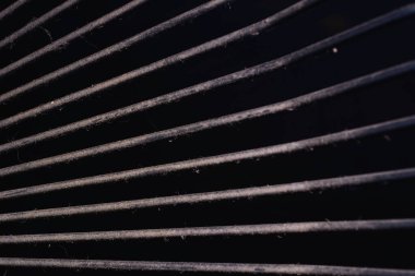 Vantilatörün arkasındaki makro çelik ızgara..