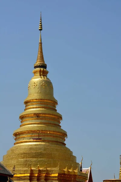 Lamphun Thailandia Mar 2020 Golden Pagoda Wat Phra Hariphunchai Isolato — Foto Stock