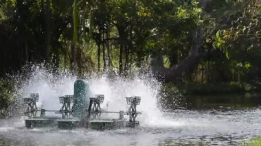 Atık su arıtmak için açık hava parkındaki elektrik oksijen türbini.