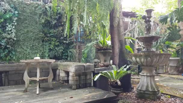 タイのチェンマイにあるコーヒーショップの庭でリラックスしたコーナー — ストック動画