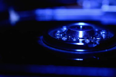 Kapalı disk ayrıntısı mavi arkaplanda izole edildi.