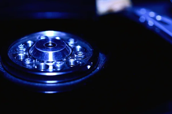 Kapalı disk ayrıntısı mavi arkaplanda izole edildi.
