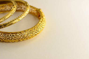 Beyaz arka planda izole edilmiş altın rengi bilezik. Makro fotoğrafçılık.