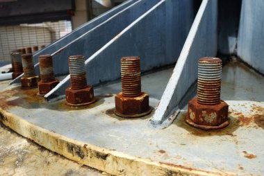 Jeneratörün büyük cıvataları ve vidaları, endüstriyel fabrika kavramı..