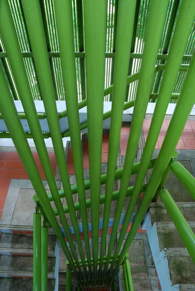 Лестница Водонапорной Башне Водопроводами Окрашенными Зеленый Цвет — стоковое фото