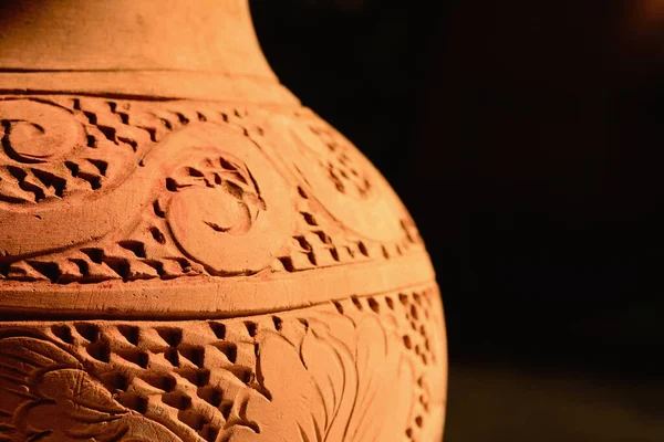 Büyük terracotta vazosu koyu arkaplanda izole edilmiş. El yapımı toprak eşyalar.