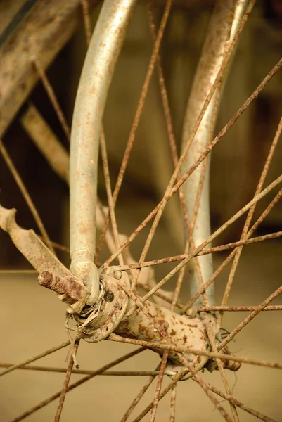 Velho Sujeira Enferrujado Roda Bicicleta Desfocado Fundo — Fotografia de Stock