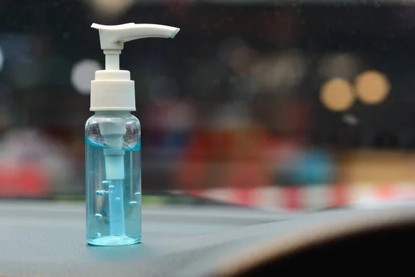 Coronavirus önleme el dezenfektanı jeli arabada kullanılmak için.