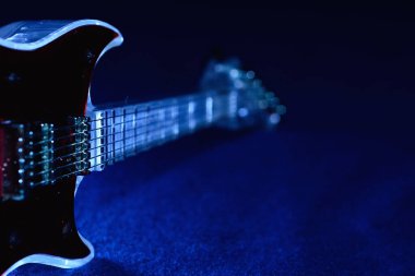 Gitar saati, kopyalama alanı olan klasik mavi arkaplana karşı dinleniyor