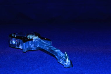 Gitar saati, kopyalama alanı olan klasik mavi arkaplana karşı dinleniyor