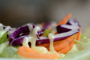 Salata soslu taze sebzeler, seçici bir odak..