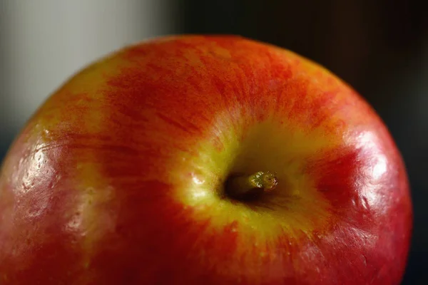 Manzana Gala Fresca Aislada Sobre Fondo Natural — Foto de Stock