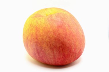 Olgun kırmızı elma beyaz arkaplanda izole.