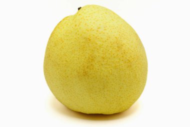 Sarı altın rengi Çin armudu beyaz arka planda izole edilmiş..