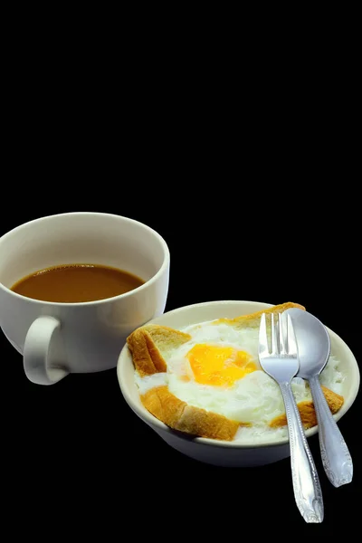 在面包和咖啡上烘焙的鸡蛋 用白色杯子隔开 背景是黑色的 — 图库照片