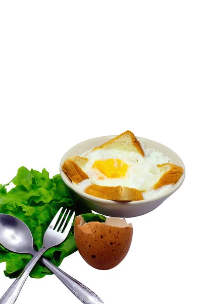 Яйцо Запечённое Хлебе Салатом Белом Фоне — стоковое фото