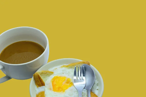 Huevo Cocido Sobre Pan Café Una Taza Blanca Aislado Sobre —  Fotos de Stock