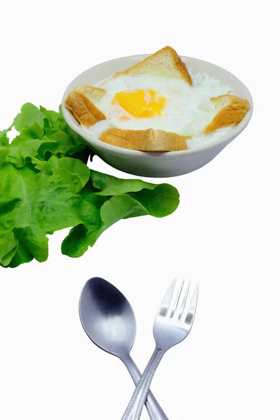 Яйцо Запечённое Хлебе Салатом Белом Фоне — стоковое фото