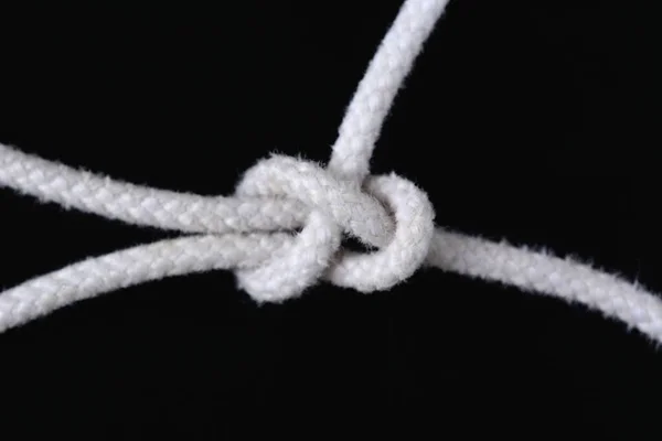 Ein Weißes Seil Gebunden Mit Blechknoten Isoliert Auf Schwarzem Hintergrund — Stockfoto